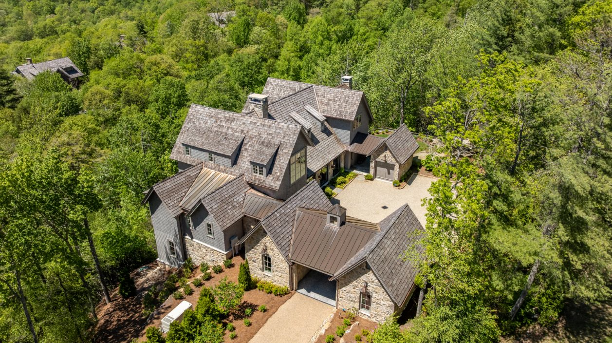 Phát hiện làng tỷ phú biệt lập có mật độ của cải cực cao, không chính quyền, không cảnh sát, đường sá khó khăn nhưng giới siêu giàu vẫn đổ xô đến mua nhà - Ảnh 6