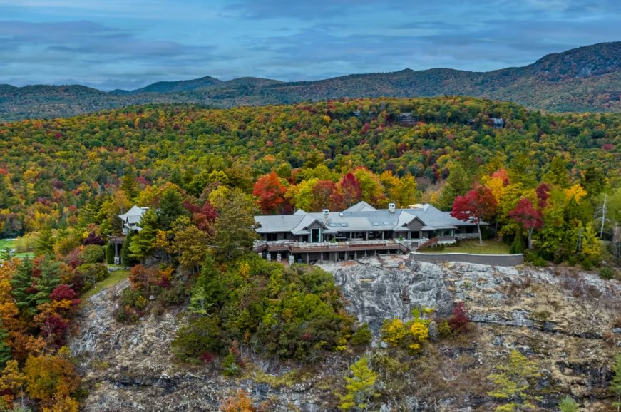 Phát hiện làng tỷ phú biệt lập có mật độ của cải cực cao, không chính quyền, không cảnh sát, đường sá khó khăn nhưng giới siêu giàu vẫn đổ xô đến mua nhà - Ảnh 7