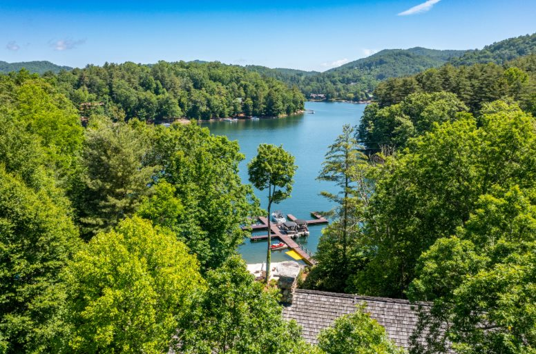 Phát hiện làng tỷ phú biệt lập có mật độ của cải cực cao, không chính quyền, không cảnh sát, đường sá khó khăn nhưng giới siêu giàu vẫn đổ xô đến mua nhà - Ảnh 5