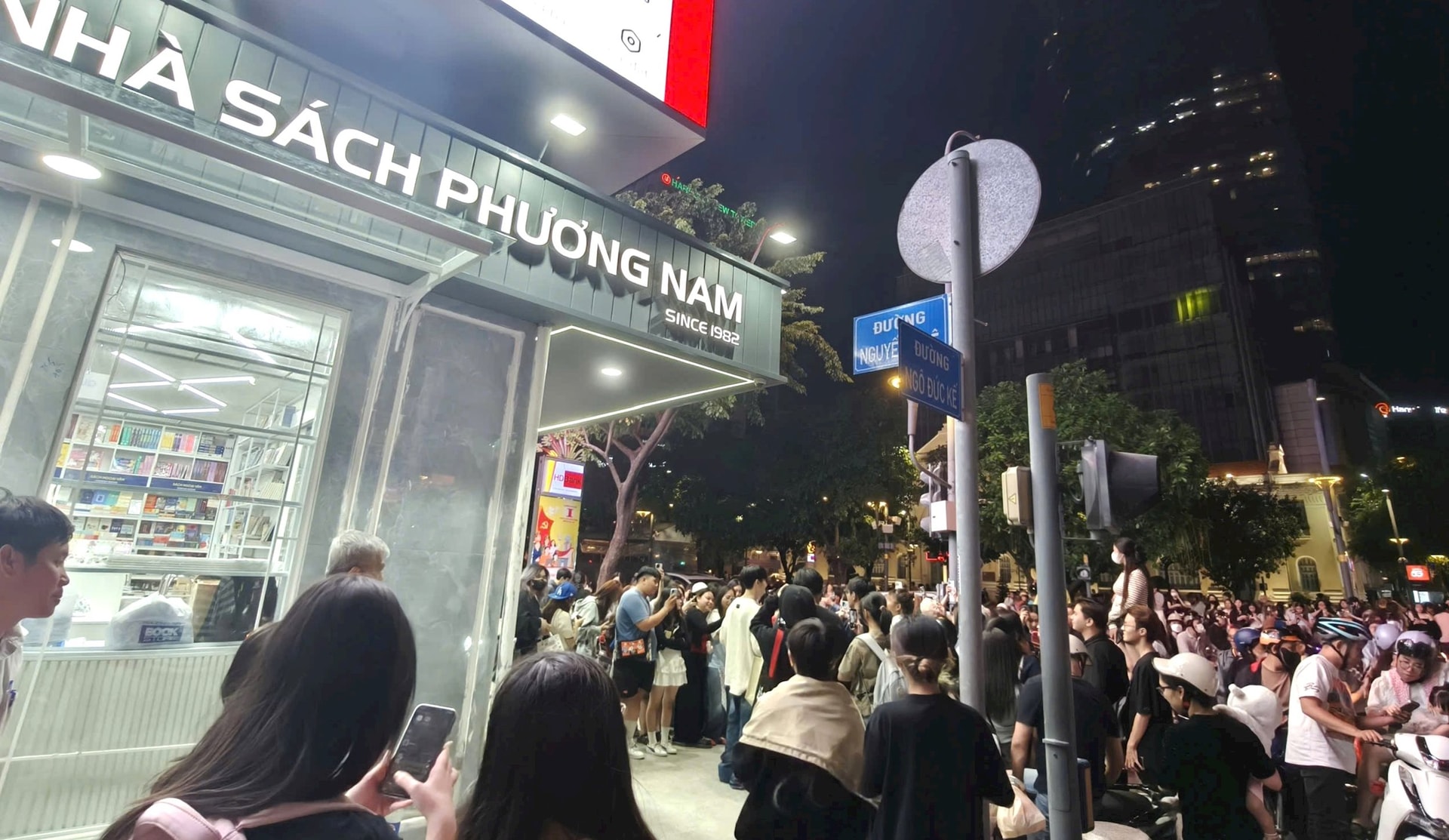 Lần đầu tiên có nhà sách 'không ngủ' trên đất vàng Nguyễn Huệ - Ảnh 1