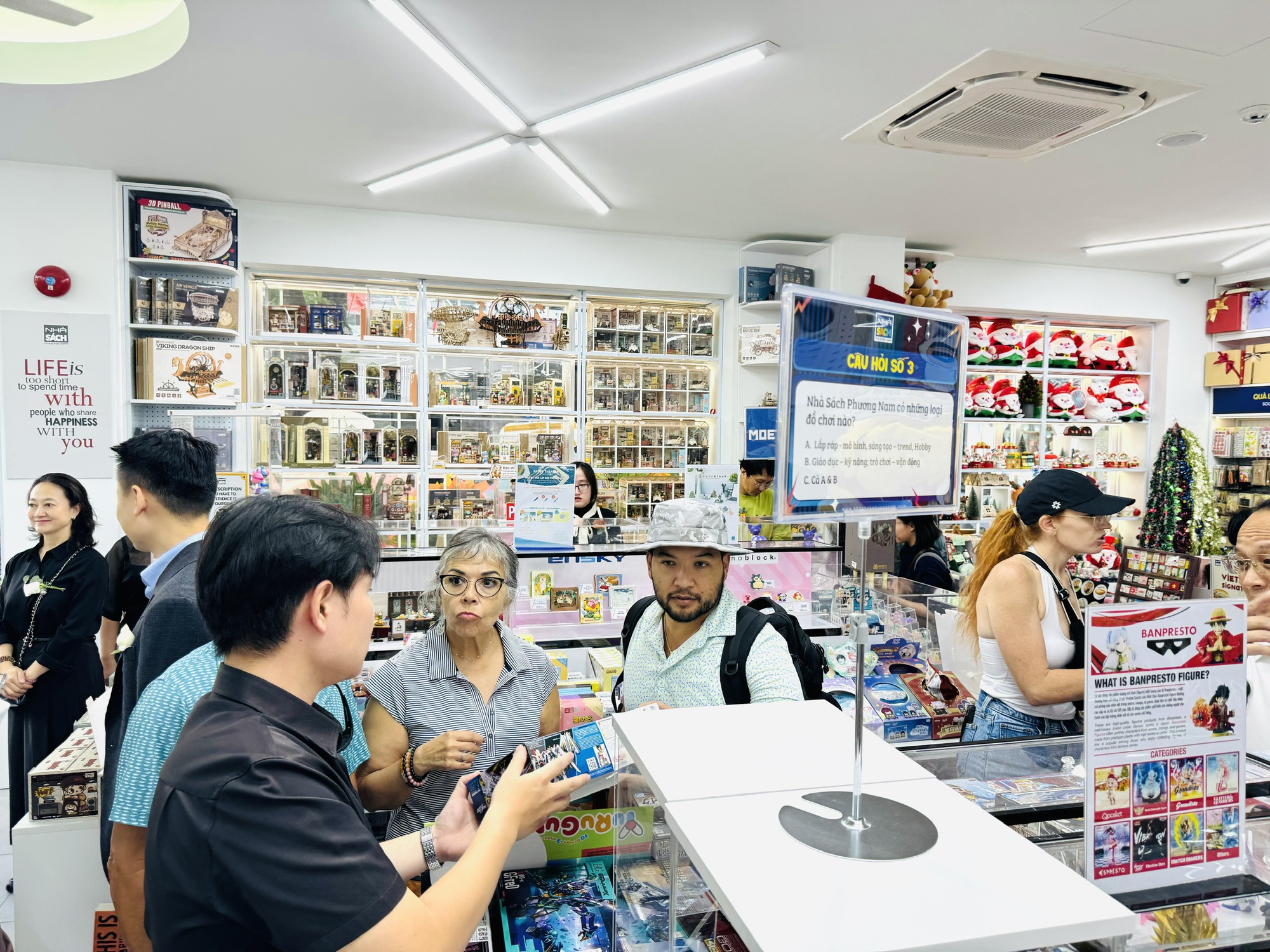 Lần đầu tiên có nhà sách 'không ngủ' trên đất vàng Nguyễn Huệ - Ảnh 2