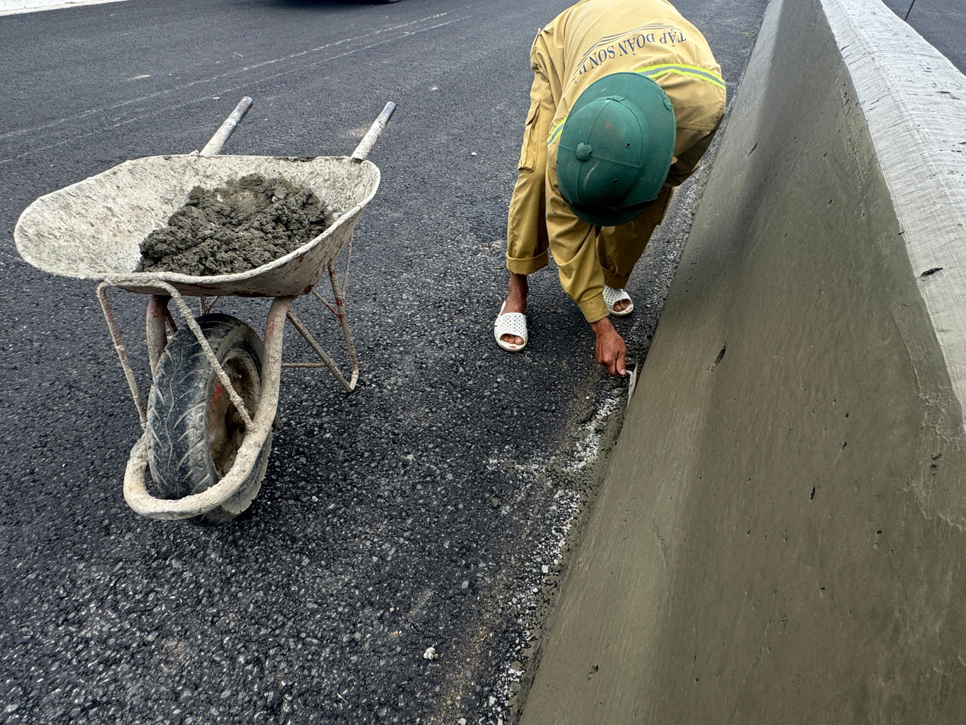 Cận cảnh 48km cuối tuyến cao tốc Khánh Hoà - Buôn Ma Thuột trước giờ thông xe kỹ thuật - Ảnh 4