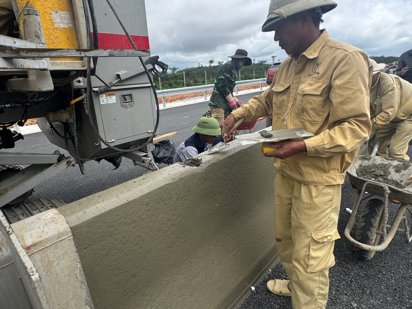 Cận cảnh 48km cuối tuyến cao tốc Khánh Hoà - Buôn Ma Thuột trước giờ thông xe kỹ thuật - Ảnh 3