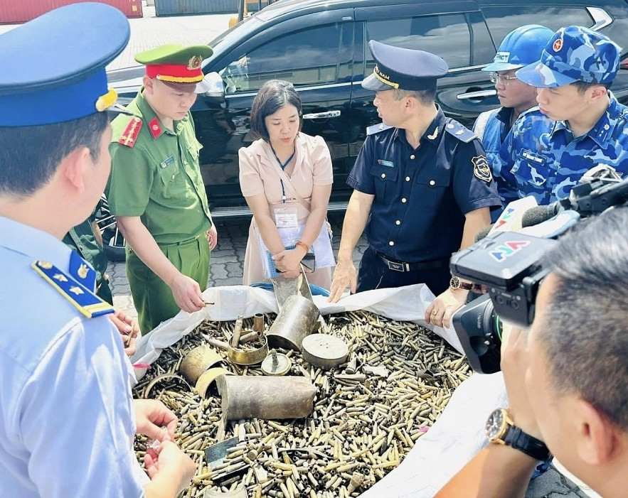 'Nóng' buôn lậu qua đường biển - Ảnh 1