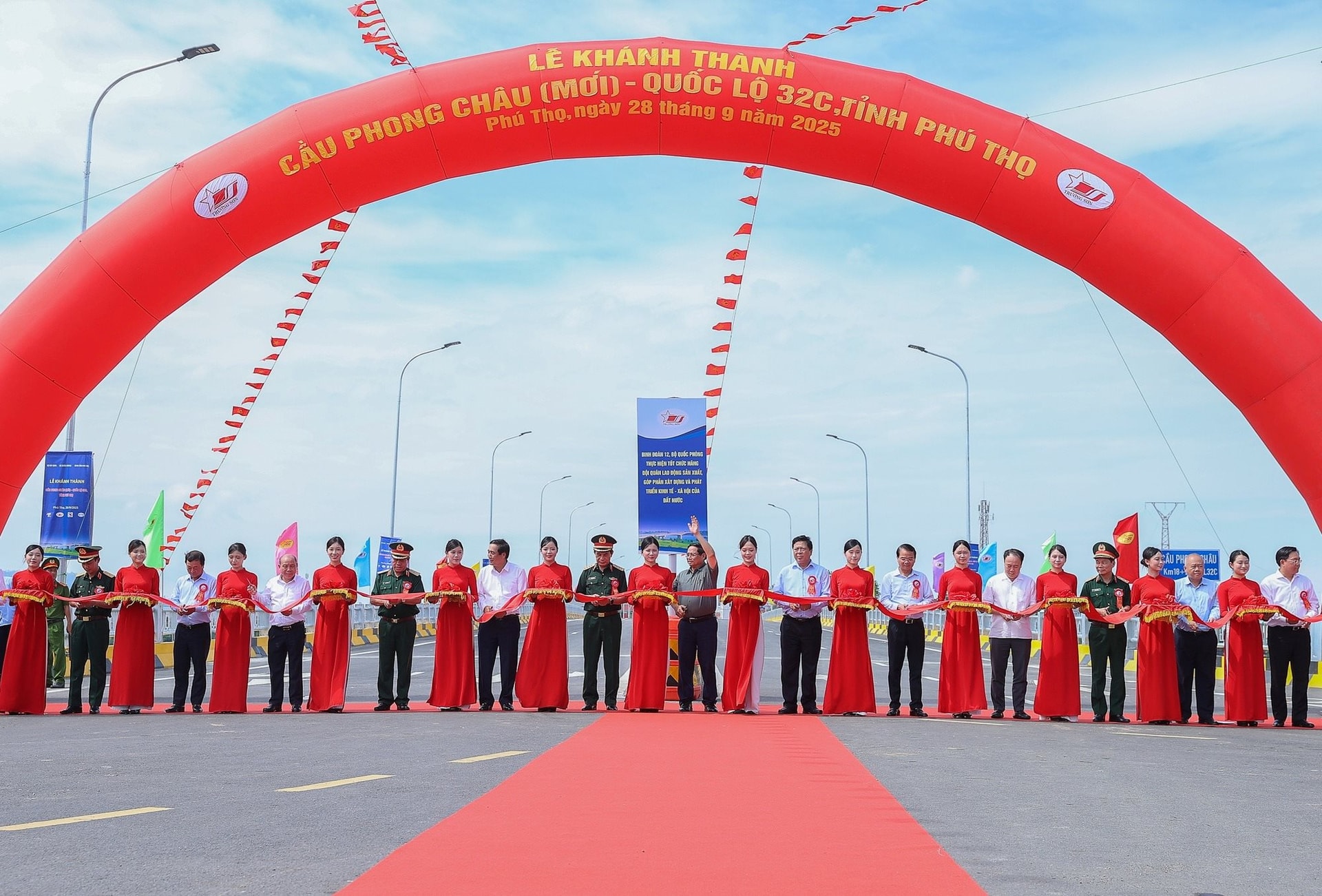 Doanh nghiệp quân đội đứng sau siêu đại lộ 855.000 tỷ đồng: Gắn liền tuyến hậu cần đường Trường Sơn huyền thoại và cầu Phong Châu được Thủ tướng khen ngợi - Ảnh 1