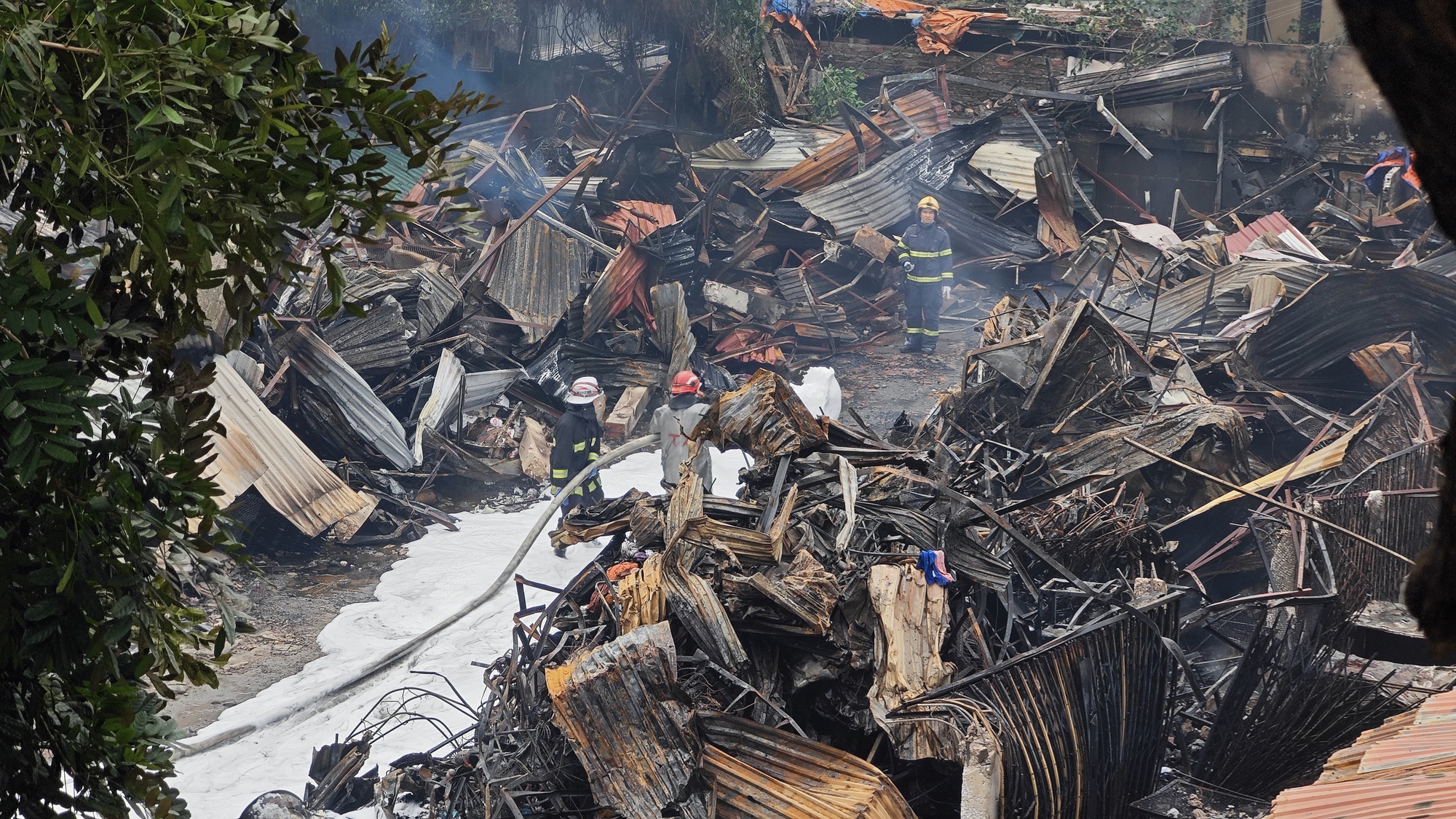 Toàn cảnh hiện trường vụ cháy chợ Xanh ở Hà Nội: Tiểu thương bàng hoàng bật khóc vì cả tỷ tiền hàng Tết vừa nhập đã hóa tro - Ảnh 1