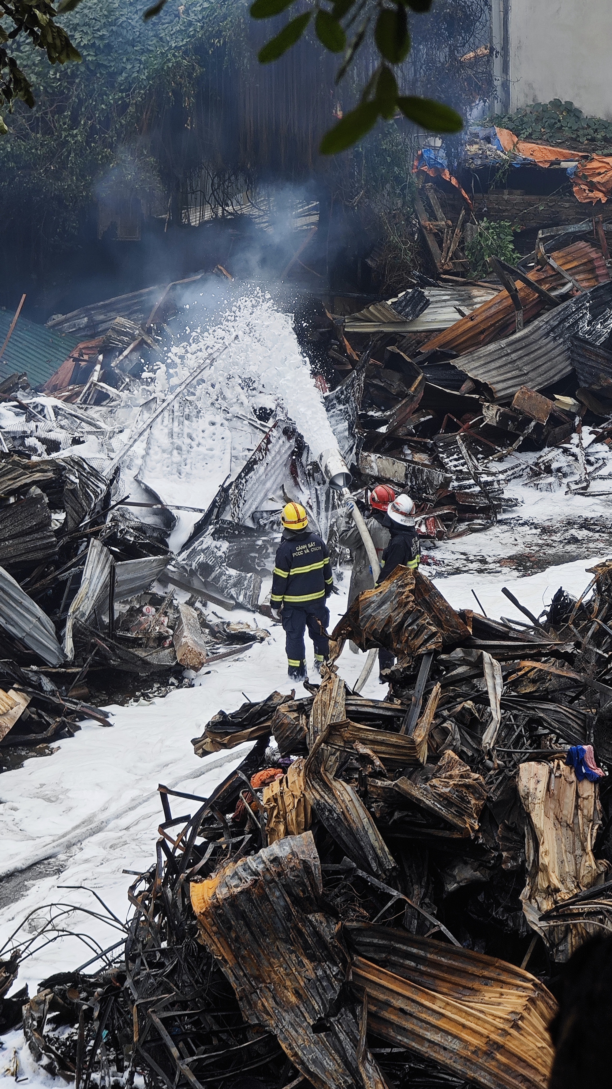 Toàn cảnh hiện trường vụ cháy chợ Xanh ở Hà Nội: Tiểu thương bàng hoàng bật khóc vì cả tỷ tiền hàng Tết vừa nhập đã hóa tro - Ảnh 7