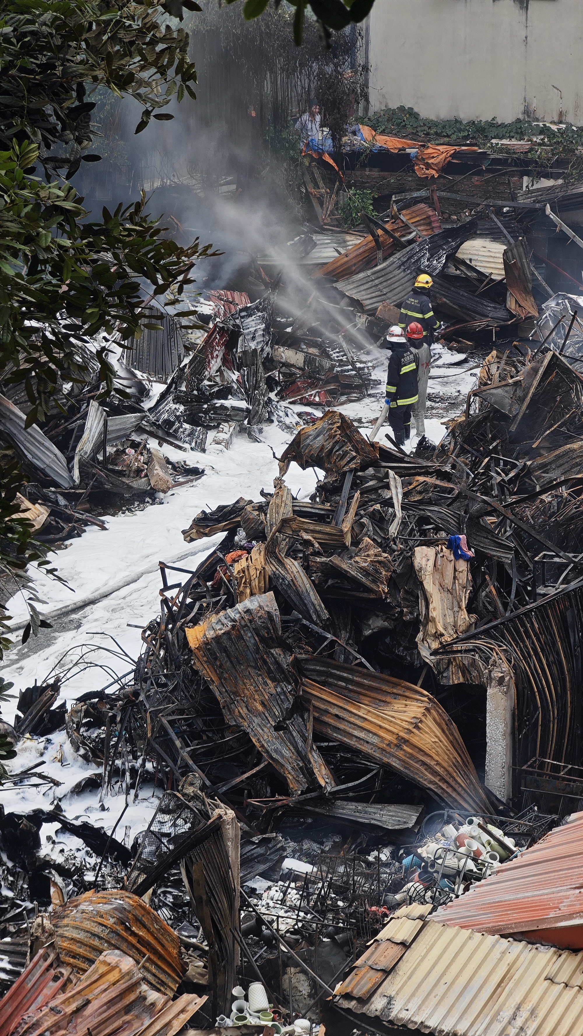 Toàn cảnh hiện trường vụ cháy chợ Xanh ở Hà Nội: Tiểu thương bàng hoàng bật khóc vì cả tỷ tiền hàng Tết vừa nhập đã hóa tro - Ảnh 6