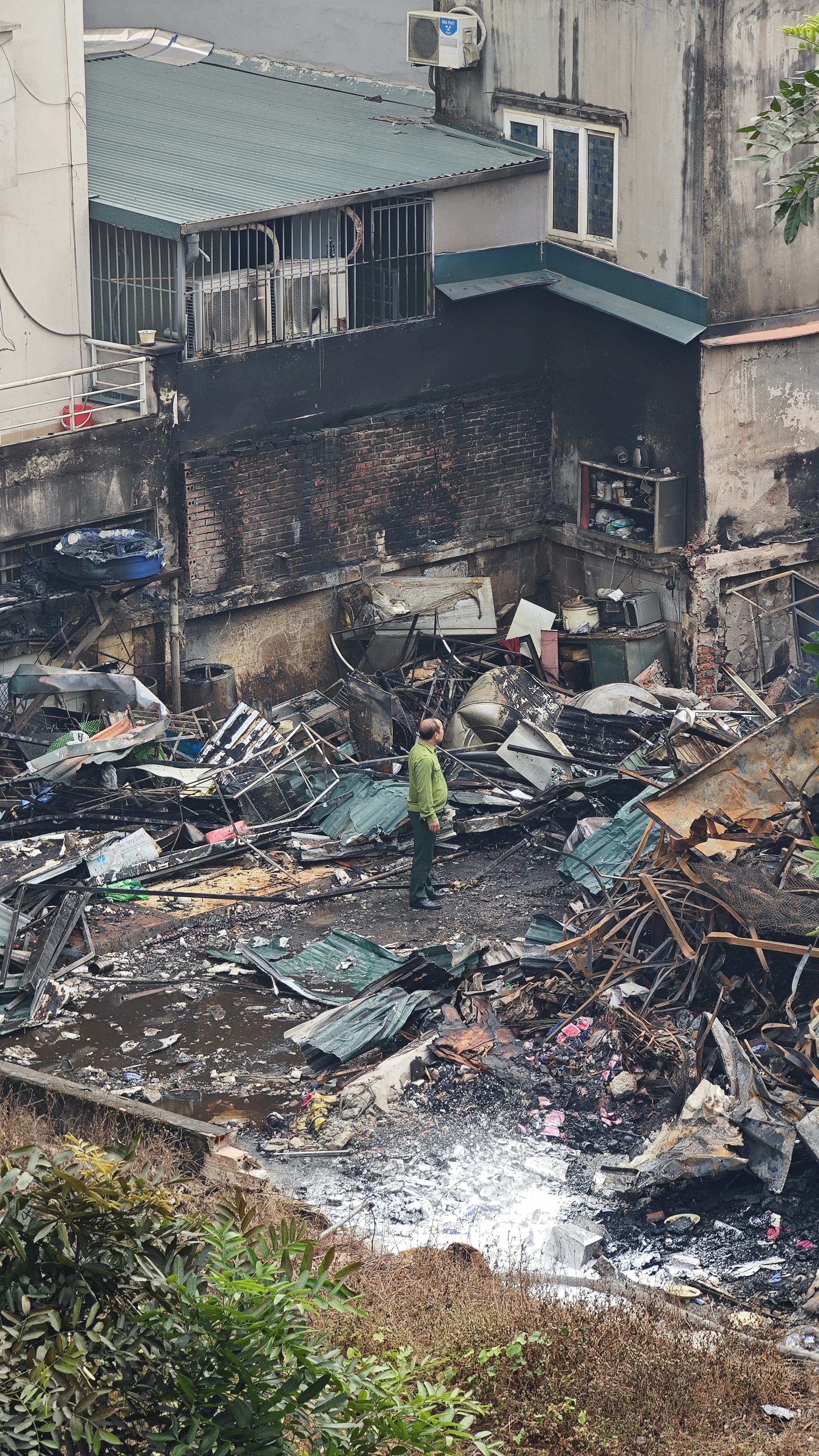 Toàn cảnh hiện trường vụ cháy chợ Xanh ở Hà Nội: Tiểu thương bàng hoàng bật khóc vì cả tỷ tiền hàng Tết vừa nhập đã hóa tro - Ảnh 5
