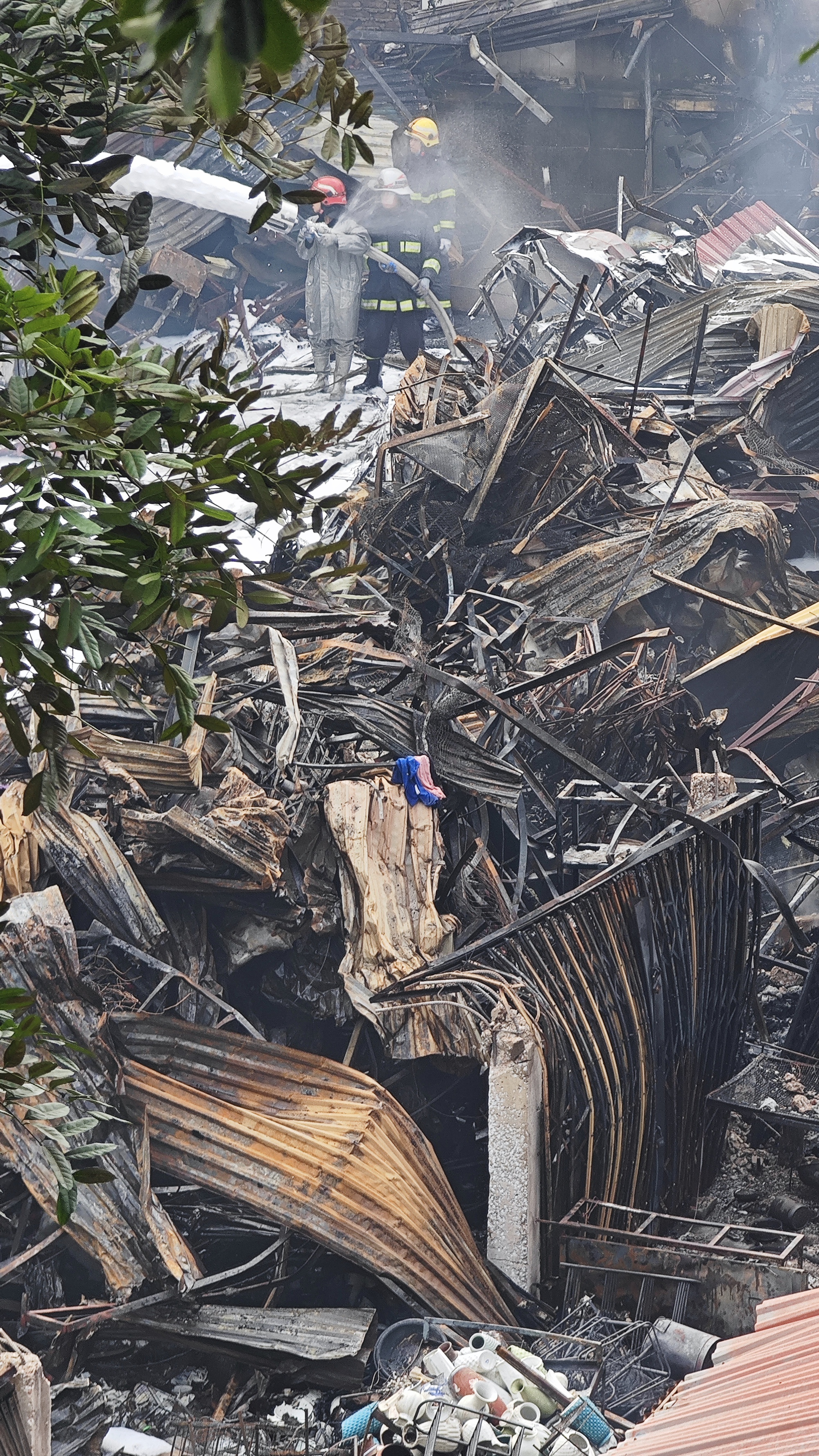 Toàn cảnh hiện trường vụ cháy chợ Xanh ở Hà Nội: Tiểu thương bàng hoàng bật khóc vì cả tỷ tiền hàng Tết vừa nhập đã hóa tro - Ảnh 8