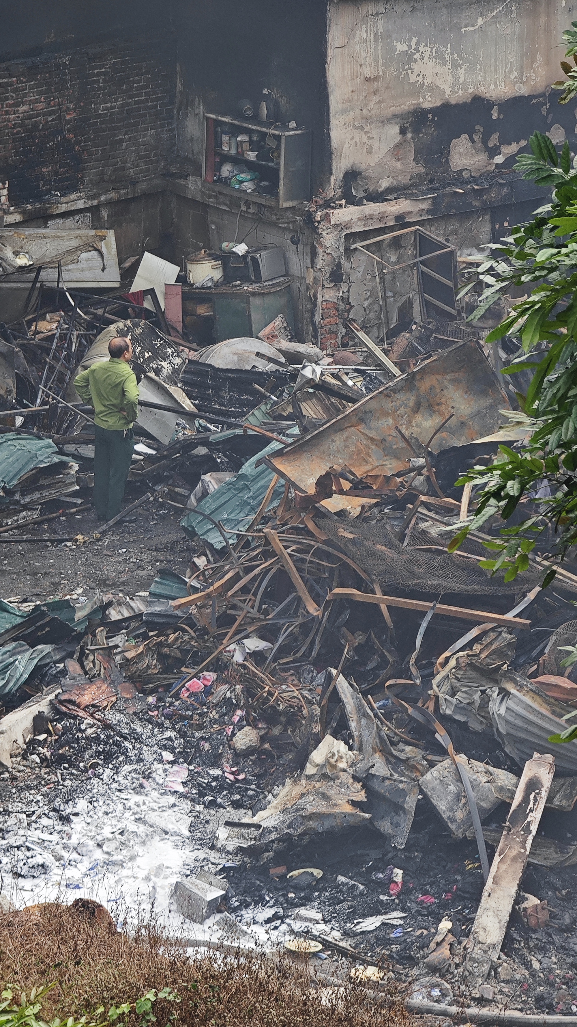 Toàn cảnh hiện trường vụ cháy chợ Xanh ở Hà Nội: Tiểu thương bàng hoàng bật khóc vì cả tỷ tiền hàng Tết vừa nhập đã hóa tro - Ảnh 9