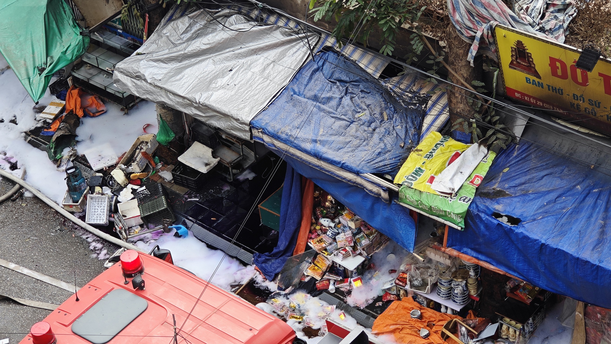 Toàn cảnh hiện trường vụ cháy chợ Xanh ở Hà Nội: Tiểu thương bàng hoàng bật khóc vì cả tỷ tiền hàng Tết vừa nhập đã hóa tro - Ảnh 10