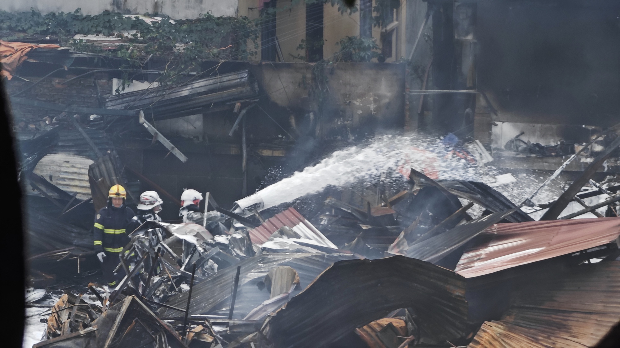 Toàn cảnh hiện trường vụ cháy chợ Xanh ở Hà Nội: Tiểu thương bàng hoàng bật khóc vì cả tỷ tiền hàng Tết vừa nhập đã hóa tro - Ảnh 2