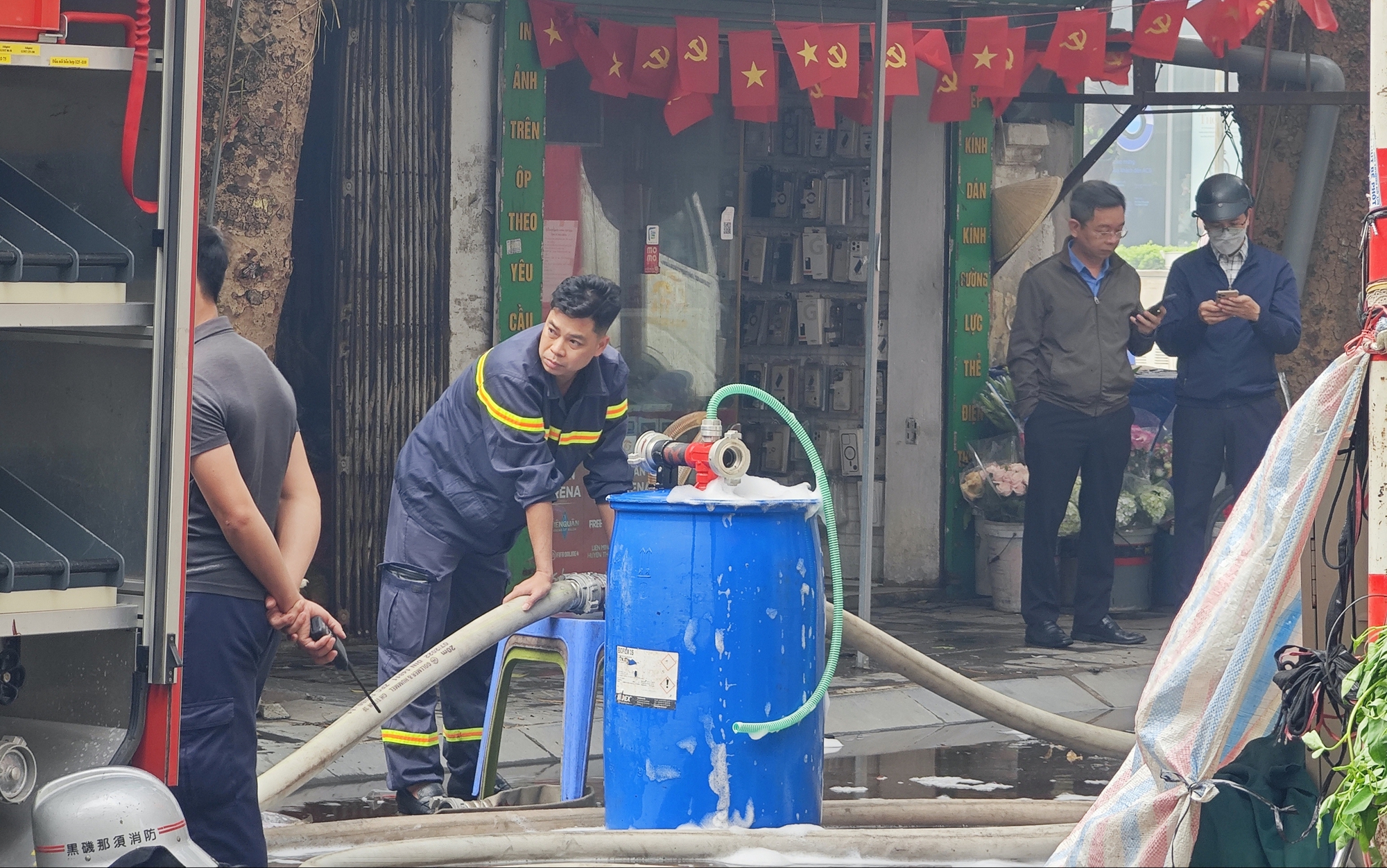 Toàn cảnh hiện trường vụ cháy chợ Xanh ở Hà Nội: Tiểu thương bàng hoàng bật khóc vì cả tỷ tiền hàng Tết vừa nhập đã hóa tro - Ảnh 4