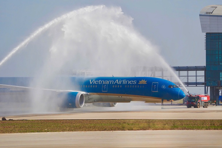 Vietnam Airlines thực hiện chuyến bay chở khách đầu tiên tại Sân bay Long Thành - Ảnh 1