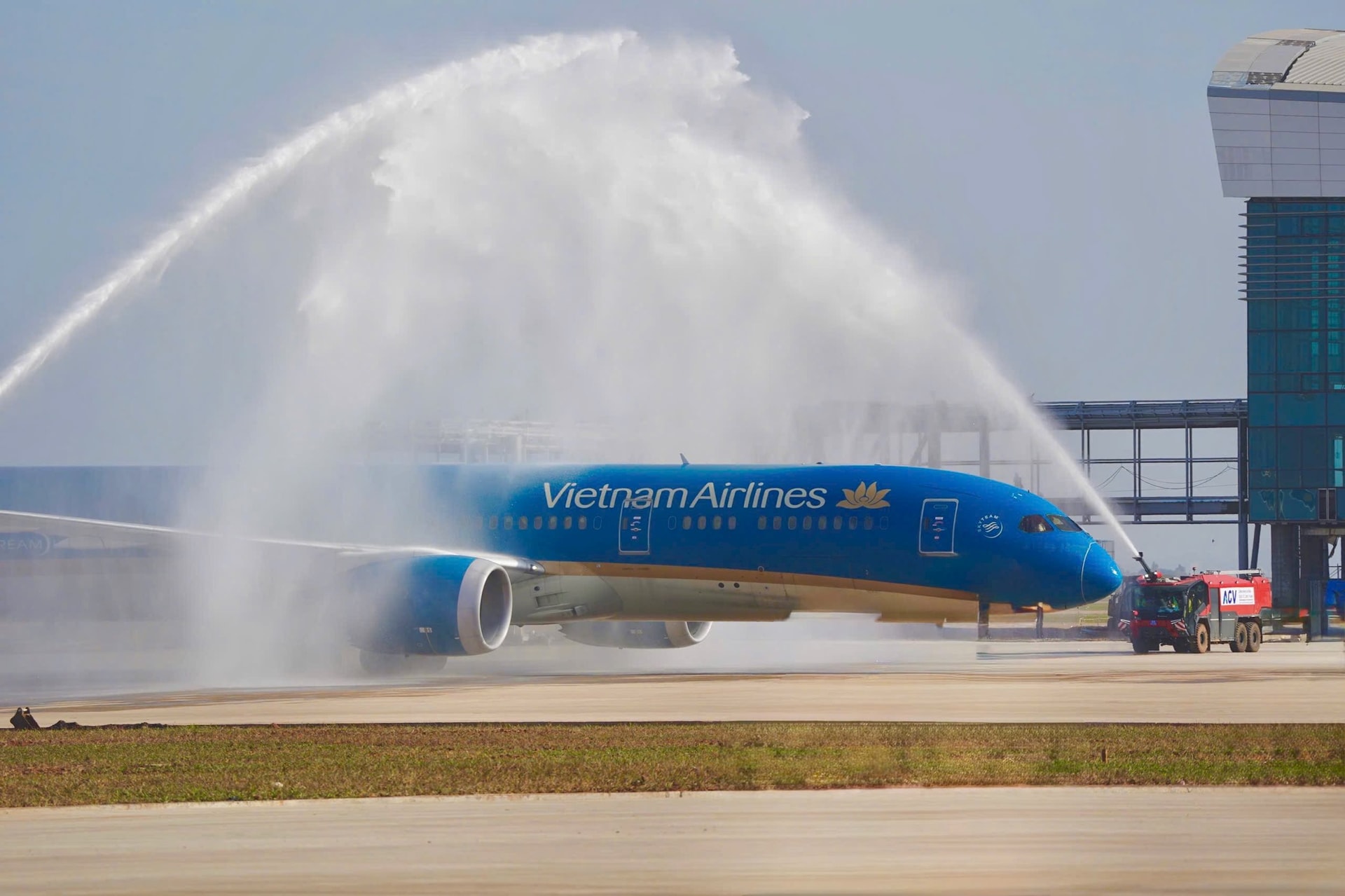 Vietnam Airlines thực hiện chuyến bay chở khách đầu tiên tại Sân bay Long Thành, 'bật công tắc' cửa ngõ hiện đại nhất Việt Nam - Ảnh 1