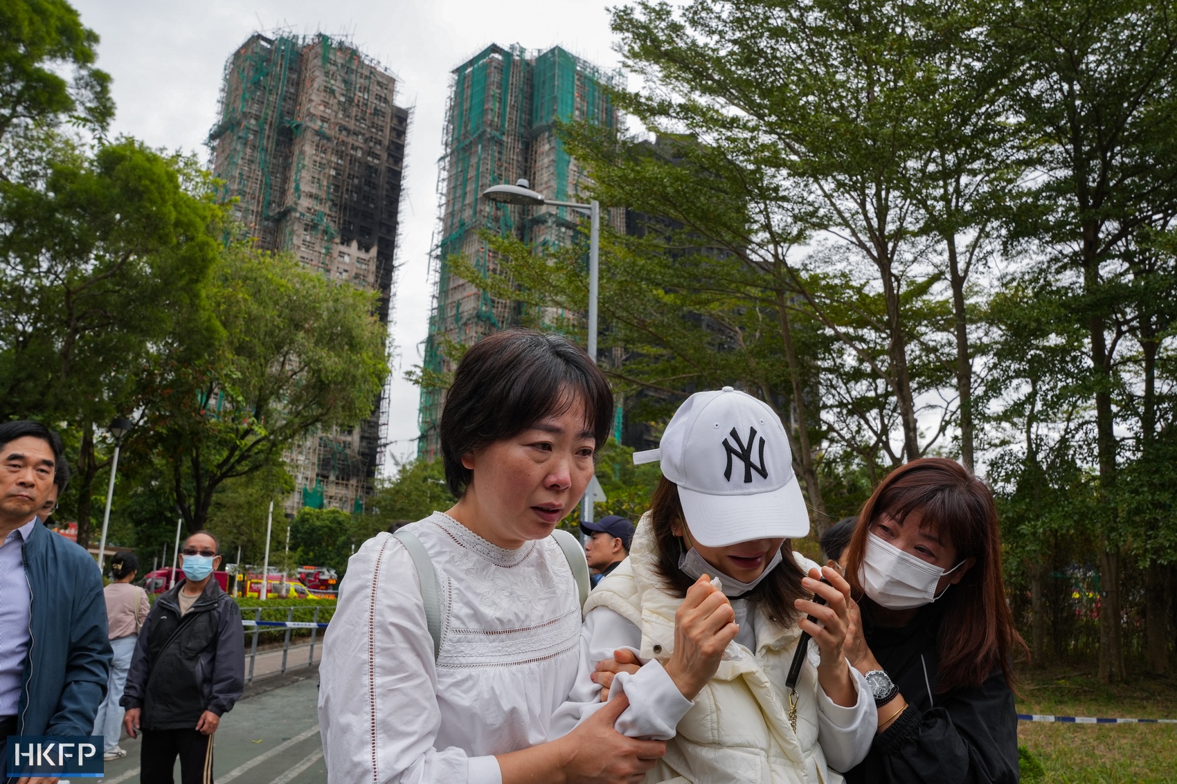 Tròn 1 tuần sau thảm hoạ cháy chung cư Hong Kong: Có những nạn nhân được phát hiện tại vị trí không ngờ - Ảnh 8