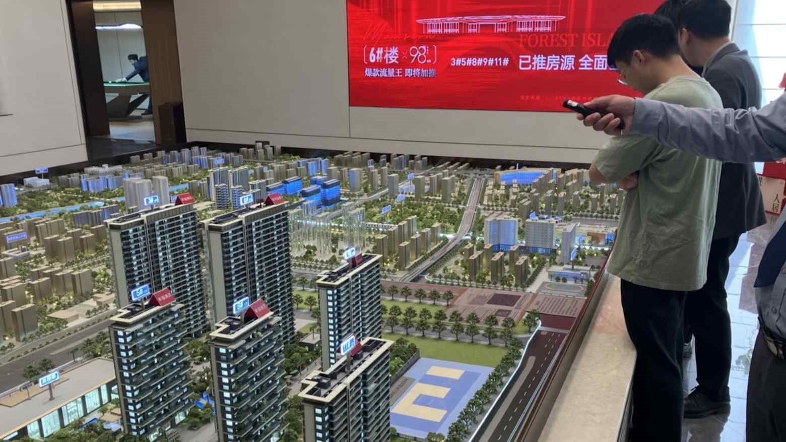 Nợ vượt 300% GDP, nền kinh tế 19.000 tỷ USD loay hoay trong vòng xoáy giảm phát - Ảnh 1