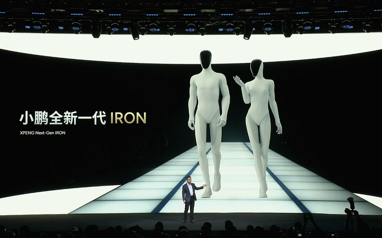 CEO hãng xe Trung Quốc ra lệnh 'cắt chân' robot ngay trên sân khấu để chứng minh không có người bên trong - Ảnh 1