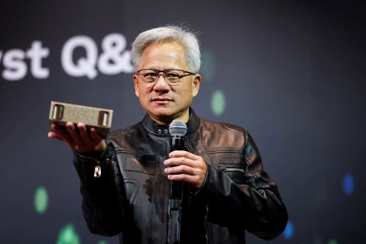 CEO Nvidia Jensen Huang chỉ ra lợi thế cực lớn của Trung Quốc so với Mỹ giữa cơn sốt AI - Ảnh 1