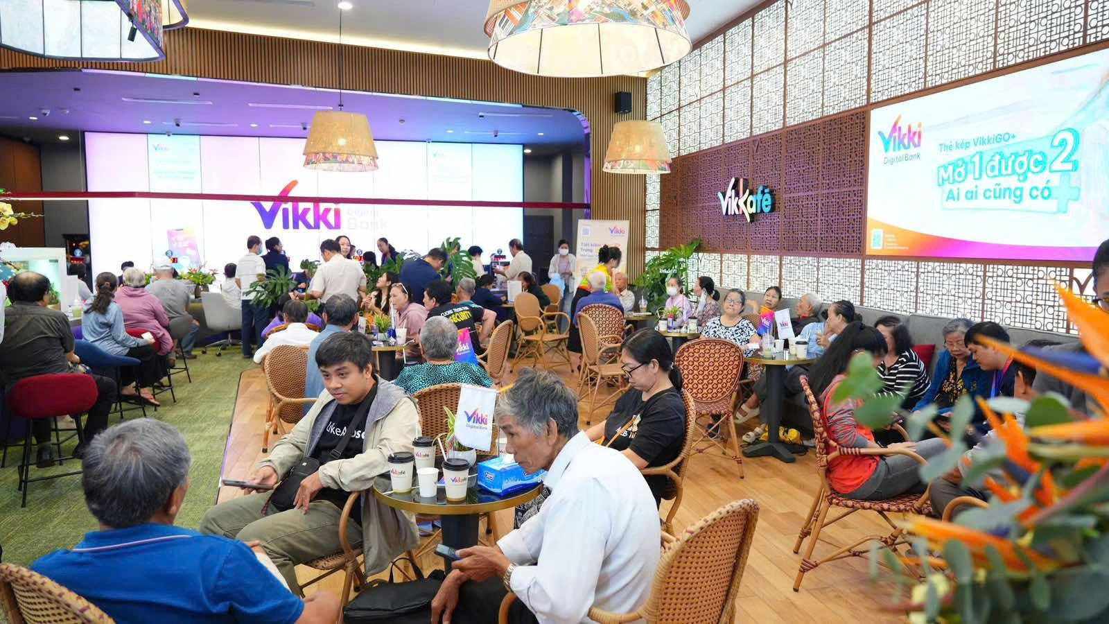 Ghé 'tiệm cà phê' của tỷ phú Nguyễn Thị Phương Thảo, Thủ tướng 'hai tay cầm hai cốc' mang về: Vứt đi thì lãng phí! - Ảnh 2