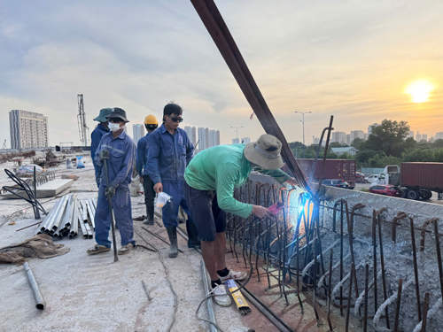 Công trường sôi động trước thềm năm mới - Ảnh 1