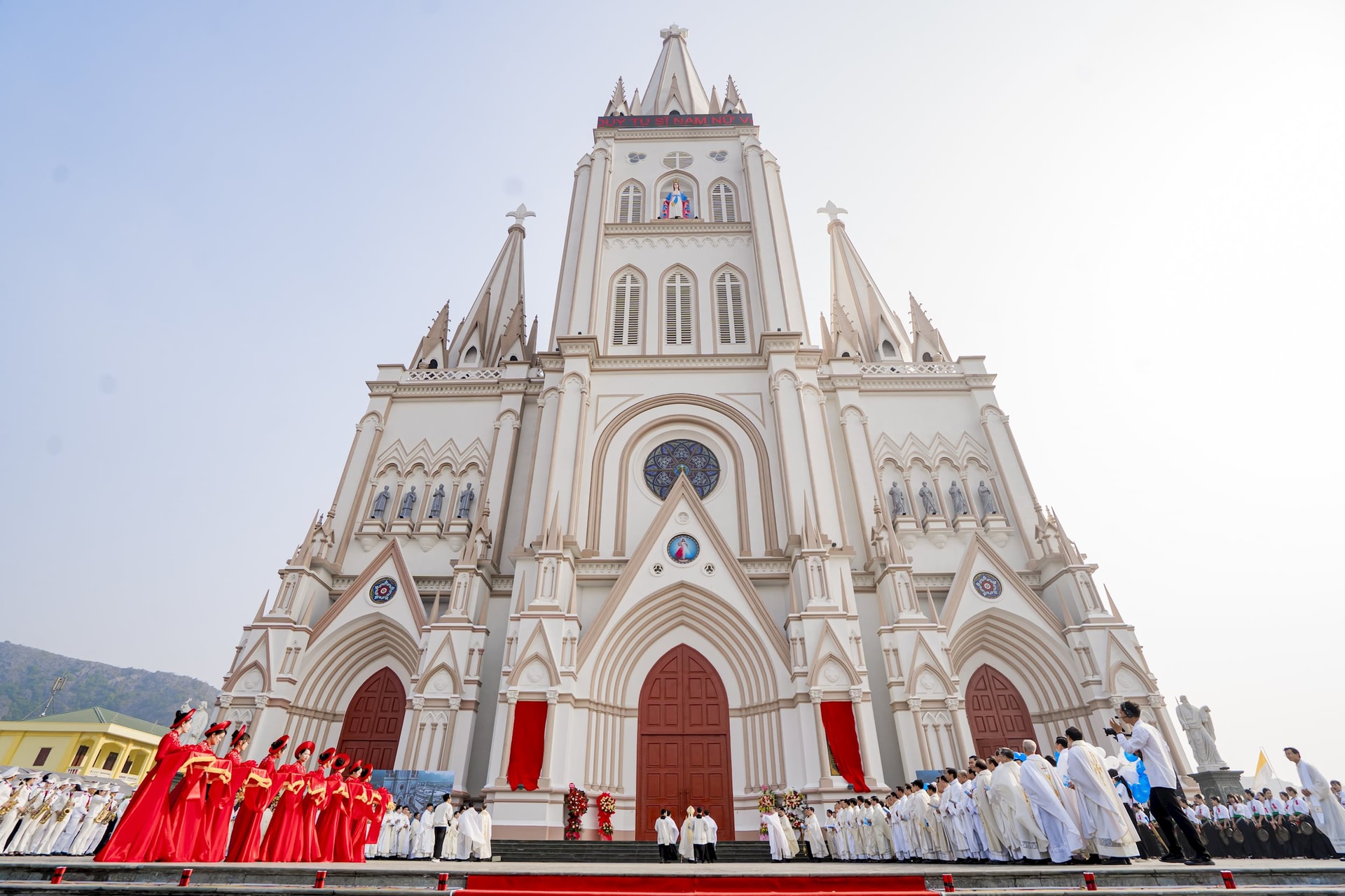 Đại gia Ninh Bình Nguyễn Xuân Thành chi 400 tỷ tài trợ xây thánh đường lớn nhất Việt Nam, tháp chuông chính cao xấp xỉ 110 m - Ảnh 1