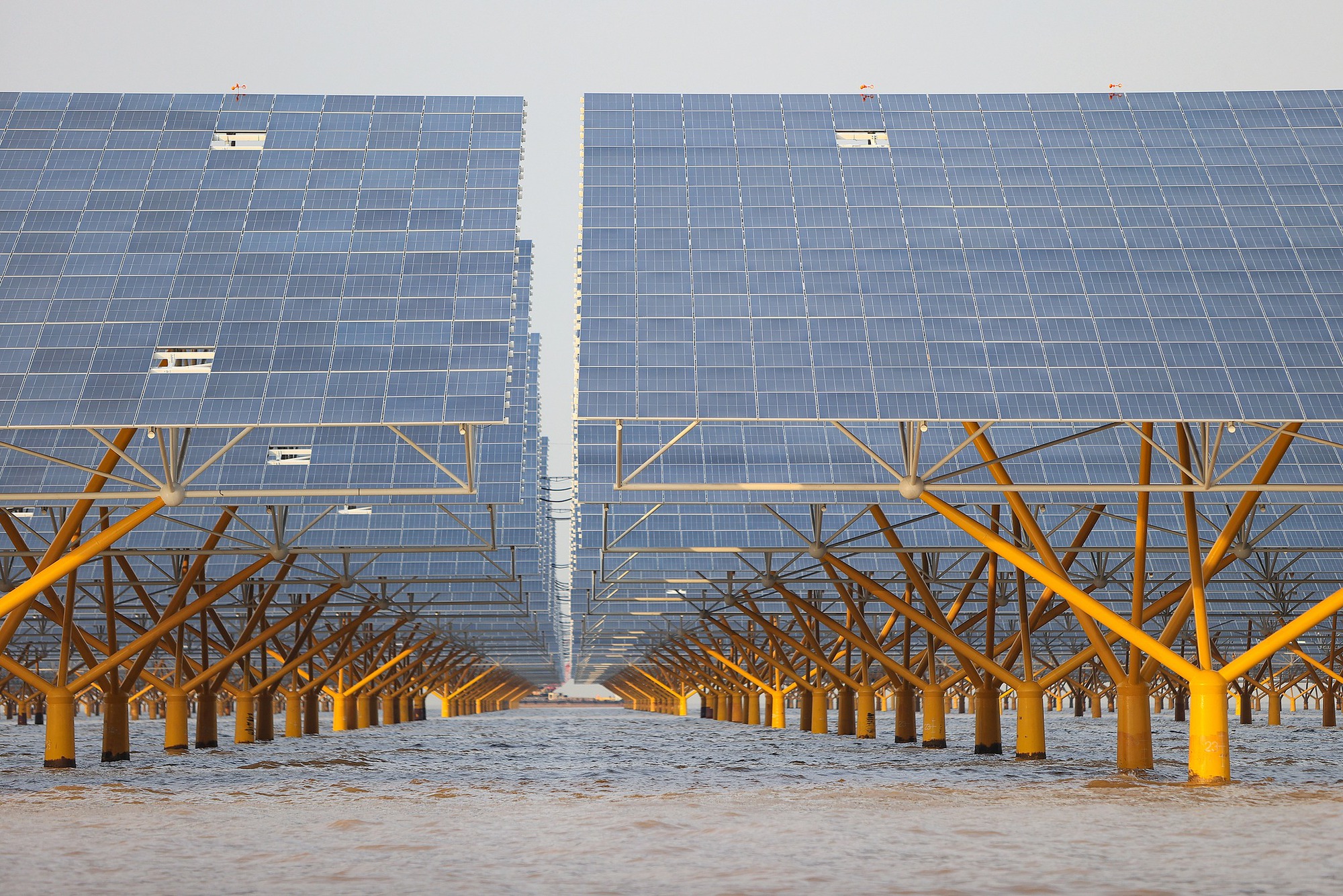 Chưa từng có trên thế giới: Trung Quốc dựng hàng cọc thép khổng lồ trải rộng 1.200ha giữa biển, tạo đủ điện cho 2,6 triệu người, tiết kiệm hơn nửa triệu tấn than mỗi năm - Ảnh 3