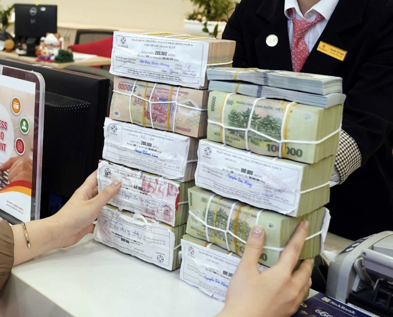 Có ngân hàng đưa lãi suất gửi tiết kiệm 6 tháng lên 7,5%/năm - Ảnh 1