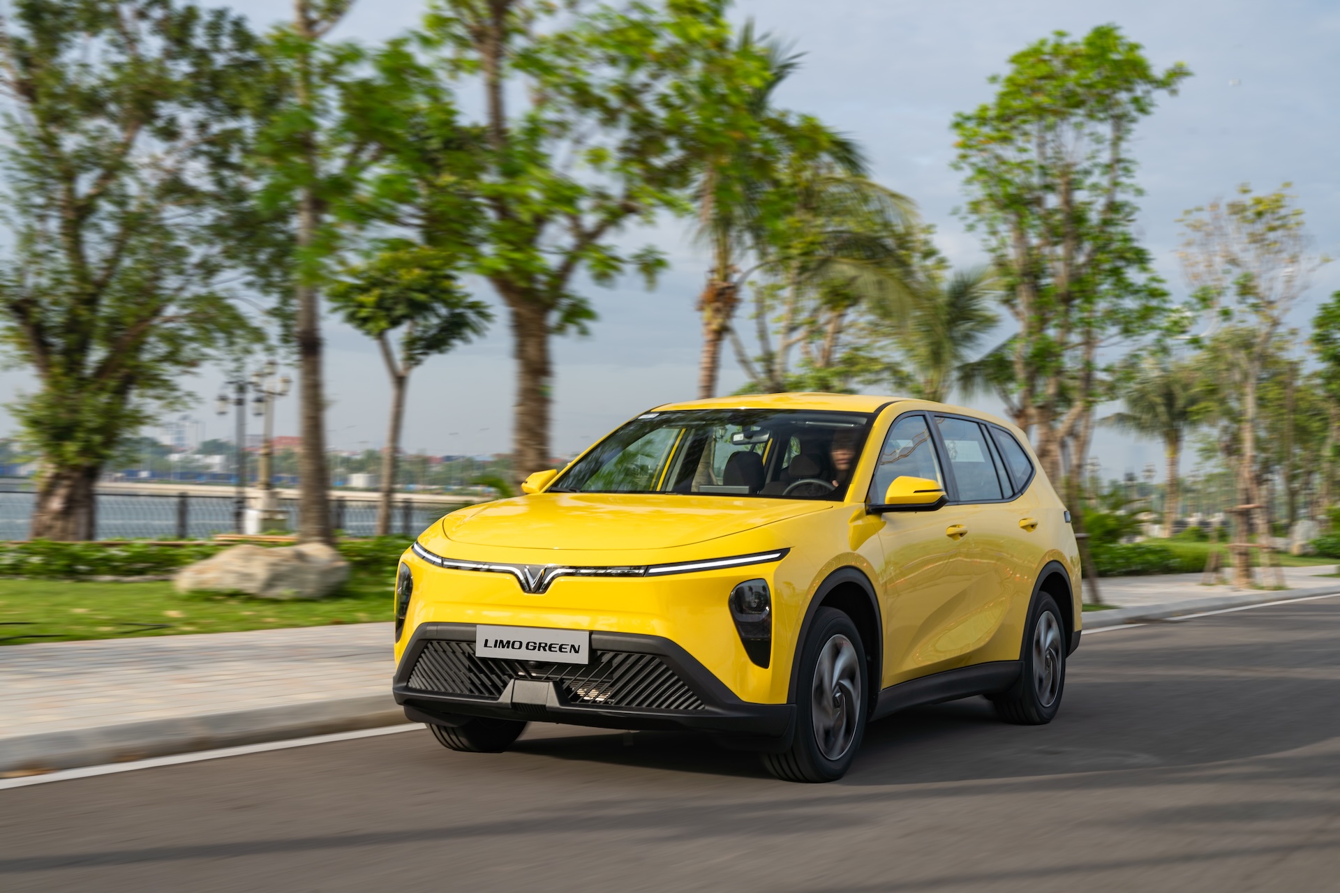 VinFast tiếp tục bán hơn 20.000 xe trong tháng 11, Limo Green lập 'siêu kỷ lục' chưa từng có trên thị trường - Ảnh 1