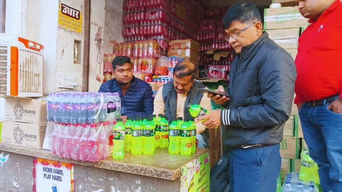 Đột kích 3 cơ sở, công an Ấn Độ triệt phá đường dây buôn bán nước ngọt giả quy mô lớn, hơn 175 thùng sản phẩm nhái bị tịch thu - Ảnh 2