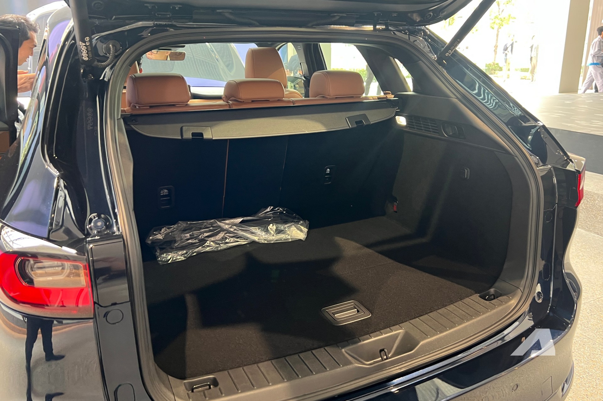 Ảnh thực tế Mazda CX-60 đầu tiên về Việt Nam: Thiết kế khác hẳn nhóm CX-5, CX-8, nội thất cao cấp ‘cận sang’, máy hybrid, bán từ năm sau - Ảnh 20