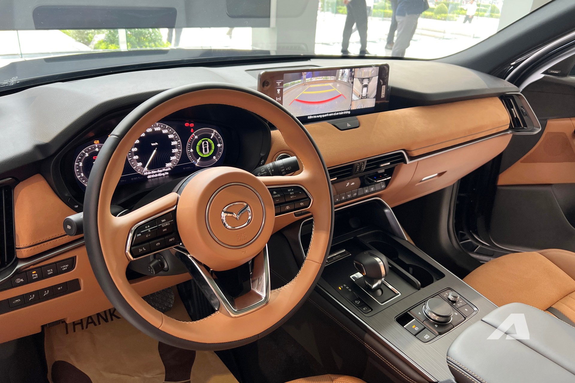 Ảnh thực tế Mazda CX-60 đầu tiên về Việt Nam: Thiết kế khác hẳn nhóm CX-5, CX-8, nội thất cao cấp ‘cận sang’, máy hybrid, bán từ năm sau - Ảnh 3