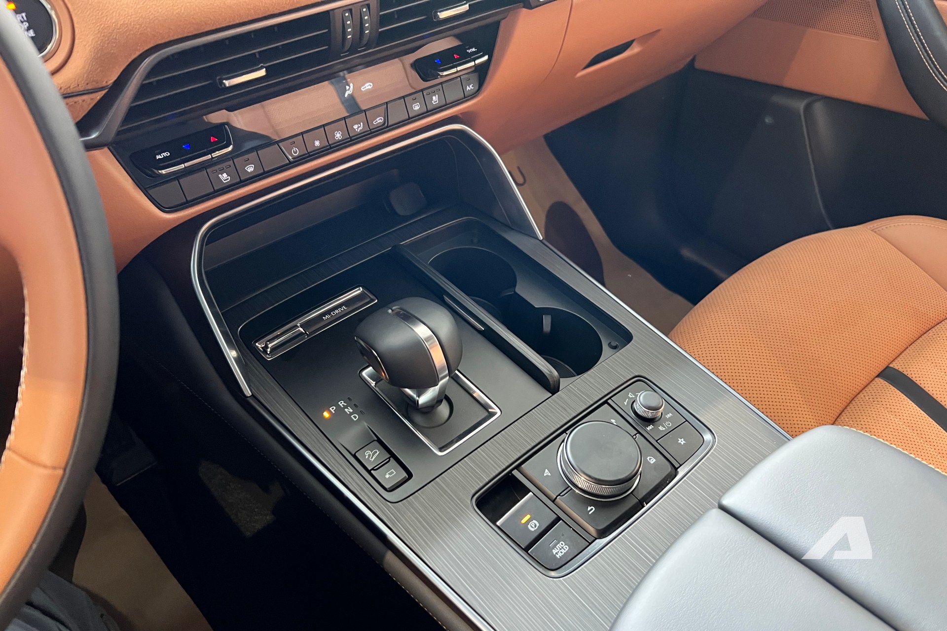 Ảnh thực tế Mazda CX-60 đầu tiên về Việt Nam: Thiết kế khác hẳn nhóm CX-5, CX-8, nội thất cao cấp ‘cận sang’, máy hybrid, bán từ năm sau - Ảnh 14