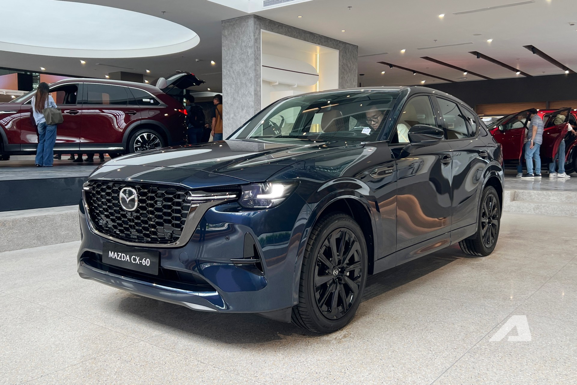 Ảnh thực tế Mazda CX-60 đầu tiên về Việt Nam: Thiết kế khác hẳn nhóm CX-5, CX-8, nội thất cao cấp ‘cận sang’, máy hybrid, bán từ năm sau - Ảnh 1