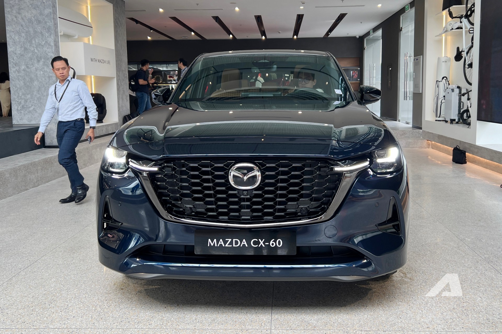 Ảnh thực tế Mazda CX-60 đầu tiên về Việt Nam: Thiết kế khác hẳn nhóm CX-5, CX-8, nội thất cao cấp ‘cận sang’, máy hybrid, bán từ năm sau - Ảnh 5