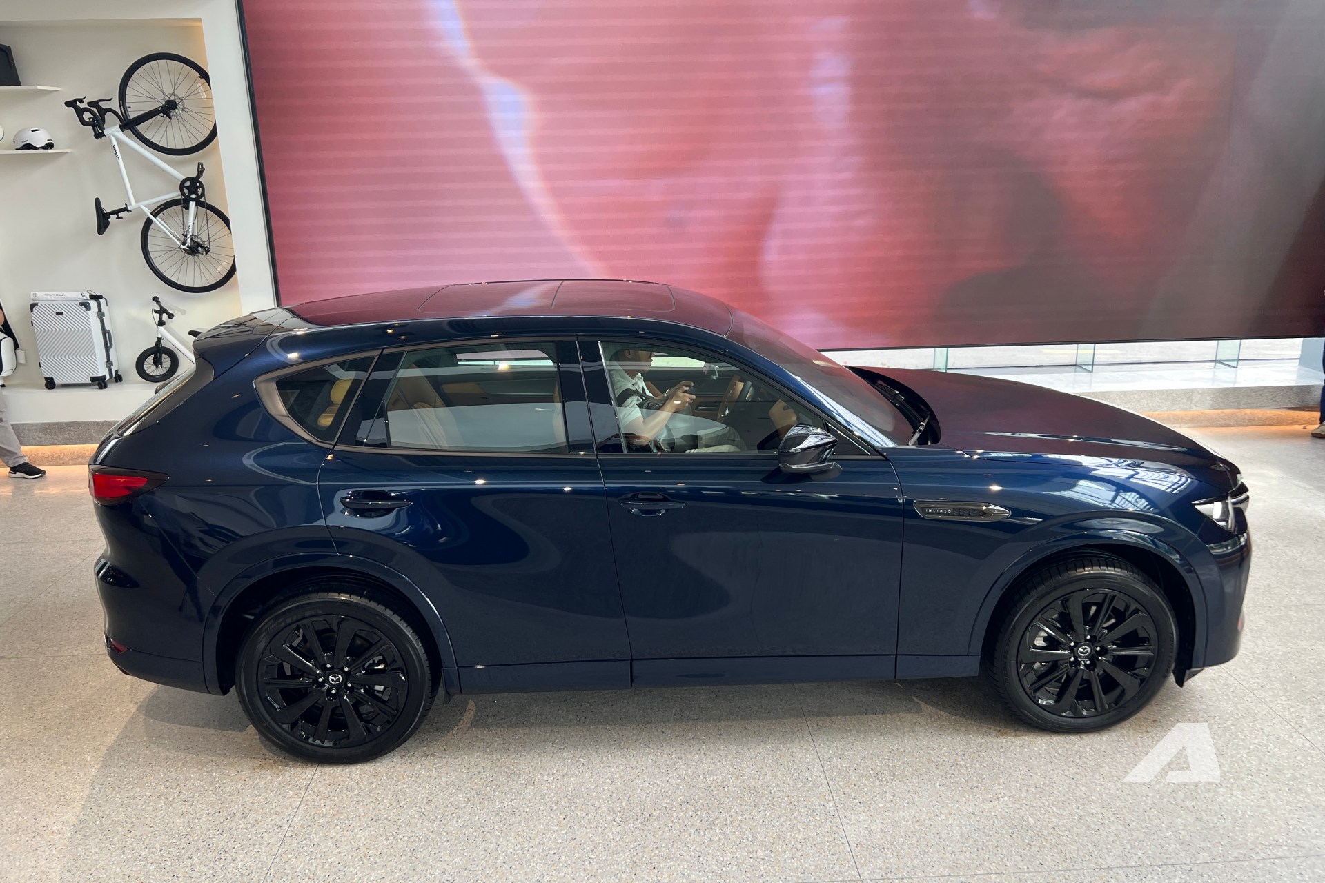 Ảnh thực tế Mazda CX-60 đầu tiên về Việt Nam: Thiết kế khác hẳn nhóm CX-5, CX-8, nội thất cao cấp ‘cận sang’, máy hybrid, bán từ năm sau - Ảnh 2