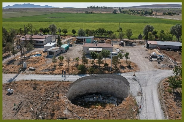 Thổ Nhĩ Kỳ mọc lên 648 "hố tử thần" chỉ sau một đêm: Thiên nhiên trừng phạt hay nhân tai? - Ảnh 2