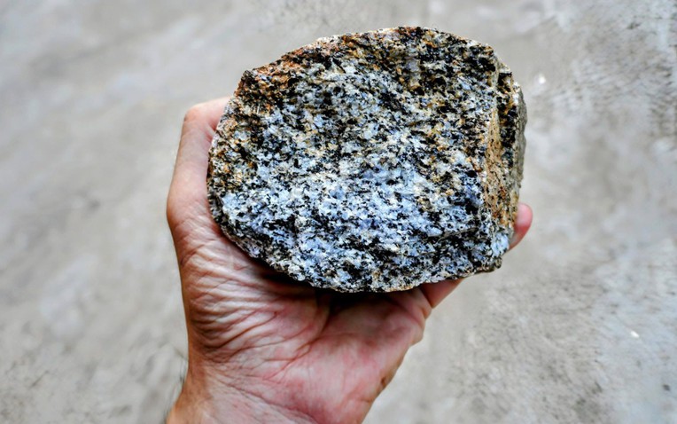 Một tảng đá 2 tỷ năm tuổi vừa nứt ra, để lộ bên trong bí mật chấn động - Ảnh 1