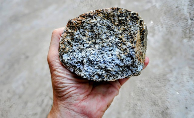 Một tảng đá 2 tỷ năm tuổi vừa nứt ra, để lộ bên trong bí mật chấn động - Ảnh 2