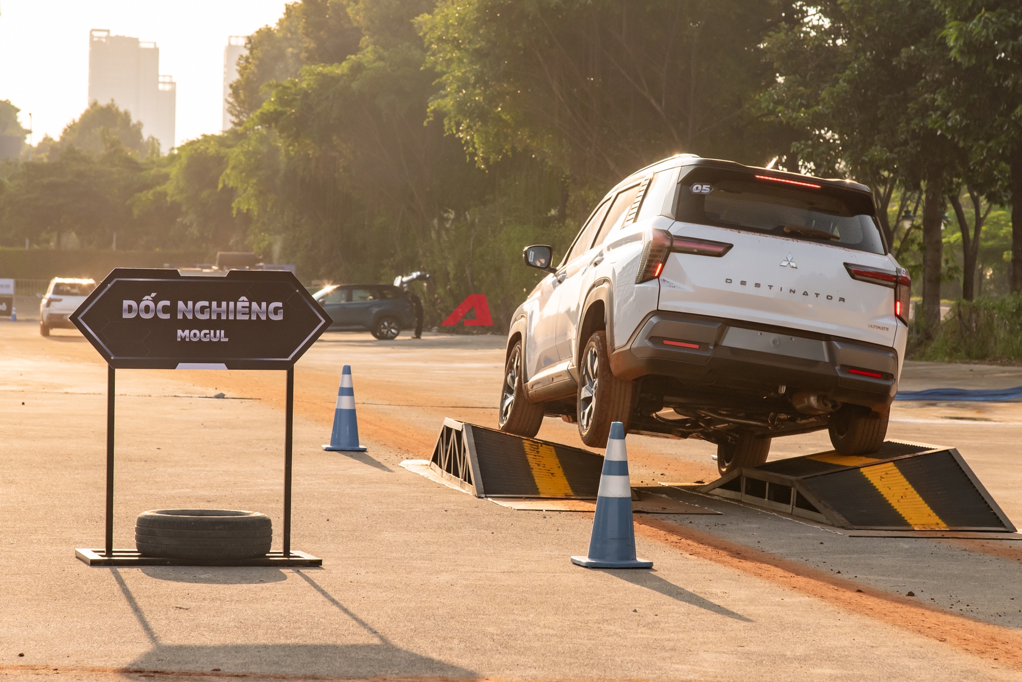 Cầm lái Mitsubishi Destinator: 6 bài sa hình ‘khét lẹt’ này biết luôn xe cầu trước 1.5L 7 chỗ thật sự sẽ thế nào! - Ảnh 31