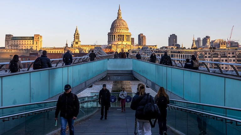 Nguyên do người Anh ngày càng nghèo đi? - Ảnh 1