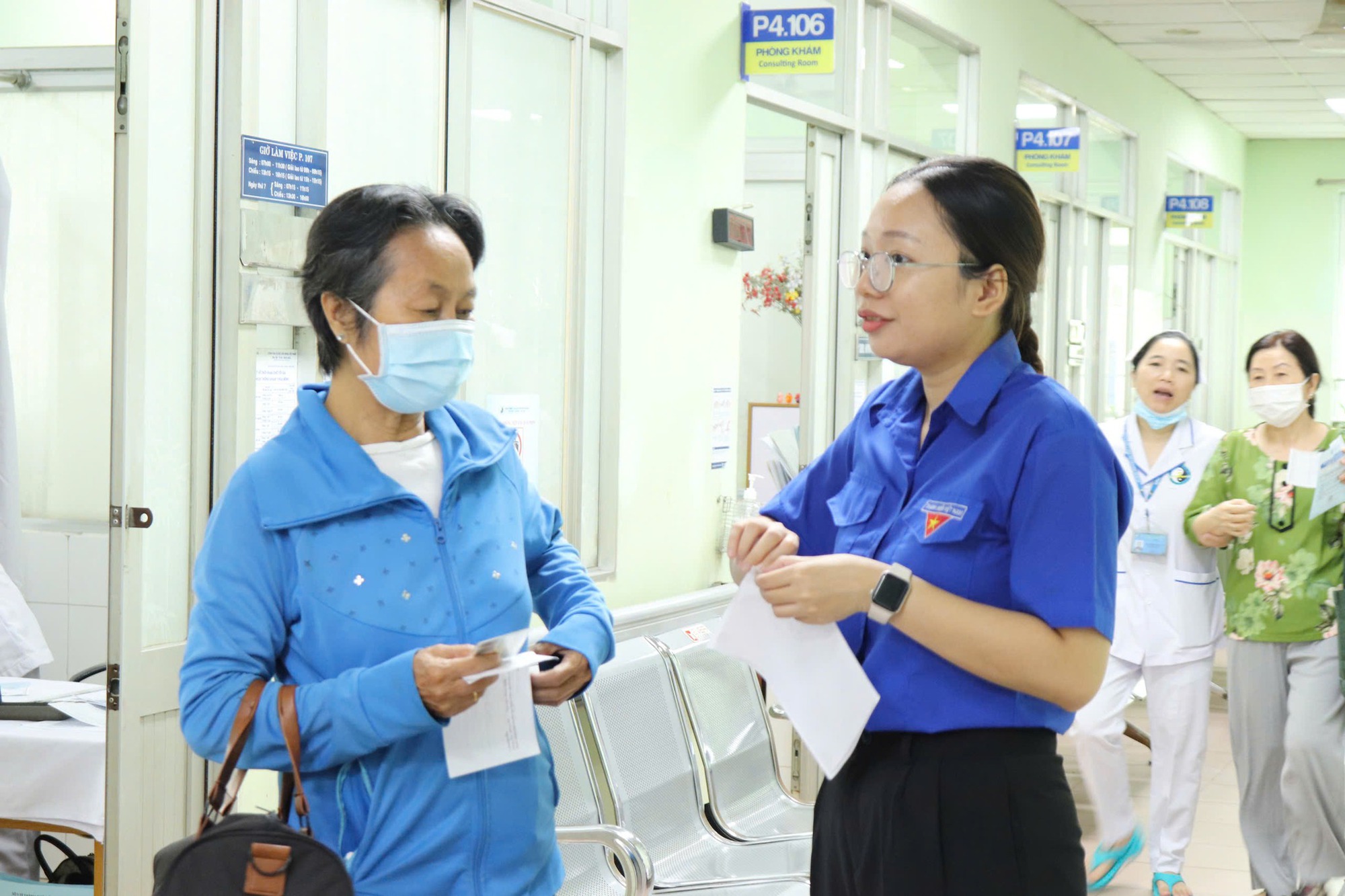 TPHCM: Người cao tuổi được cấp BHYT miễn phí cần làm gì khi thẻ hết hạn? - Ảnh 1