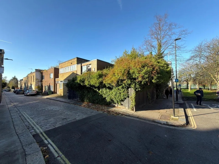 Cảnh tượng khó tin bên trong ngôi nhà hoang đổ nát, giá hơn 34 tỷ đồng - Ảnh 10