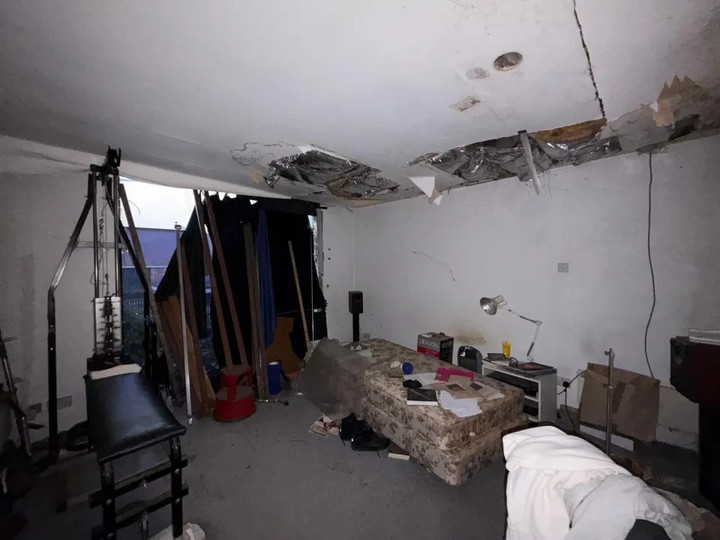 Cảnh tượng khó tin bên trong ngôi nhà hoang đổ nát, giá hơn 34 tỷ đồng - Ảnh 4