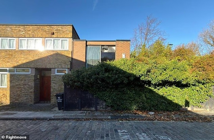 Cảnh tượng khó tin bên trong ngôi nhà hoang đổ nát, giá hơn 34 tỷ đồng - Ảnh 9