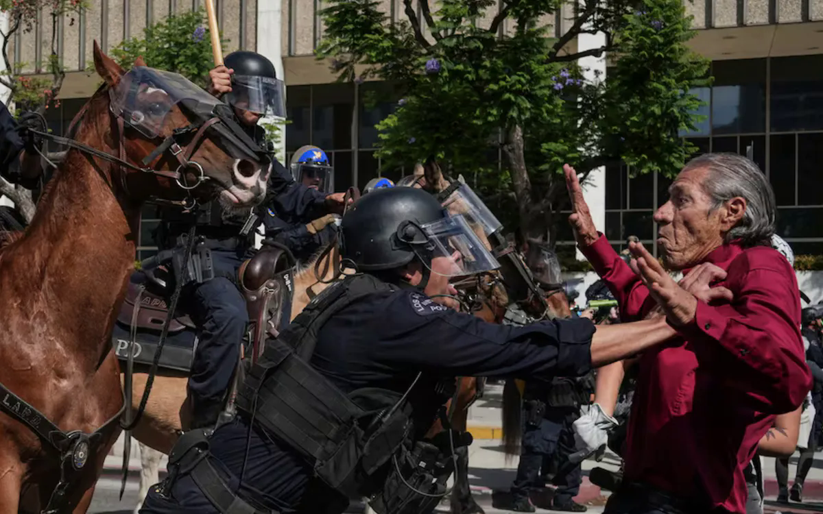 Chính sách siết nhập cư của Mỹ khiến 1,6 triệu người rơi vào tình trạng “bất hợp pháp” - Ảnh 1