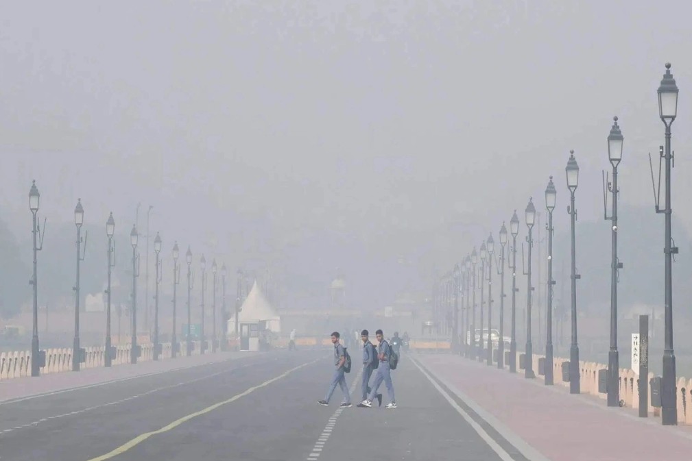 Ô nhiễm không khí nguy hại ở Ấn Độ: Học sinh chuyển sang học trực tuyến, 27 chuyến bay bị hủy, hơn 500 chuyến bị hoãn - Ảnh 2