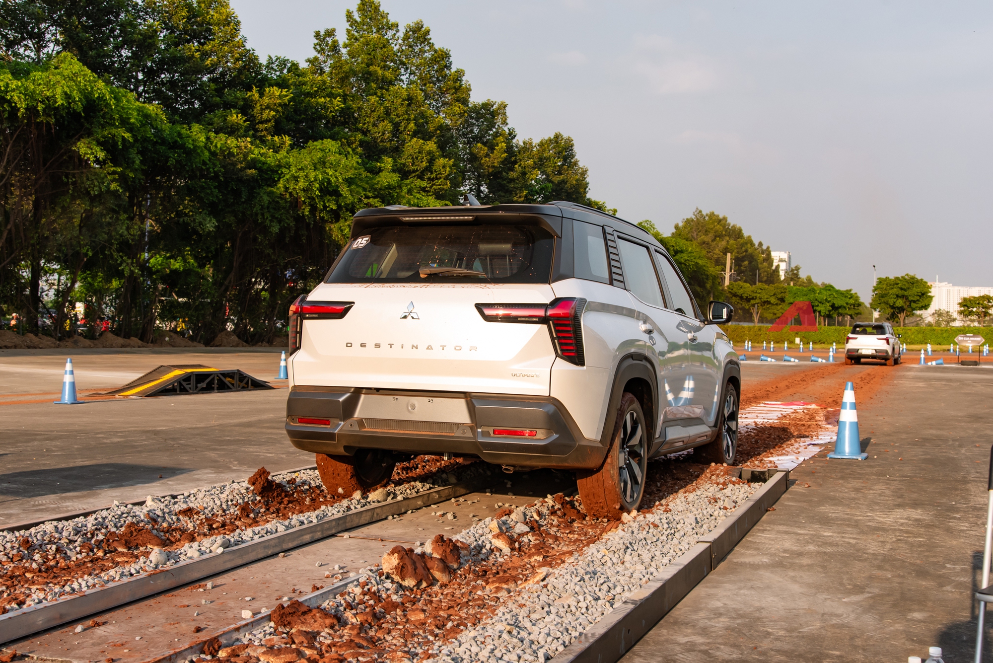 Cầm lái Mitsubishi Destinator: 6 bài sa hình ‘khét lẹt’ này biết luôn xe cầu trước 1.5L 7 chỗ thật sự sẽ thế nào! - Ảnh 27
