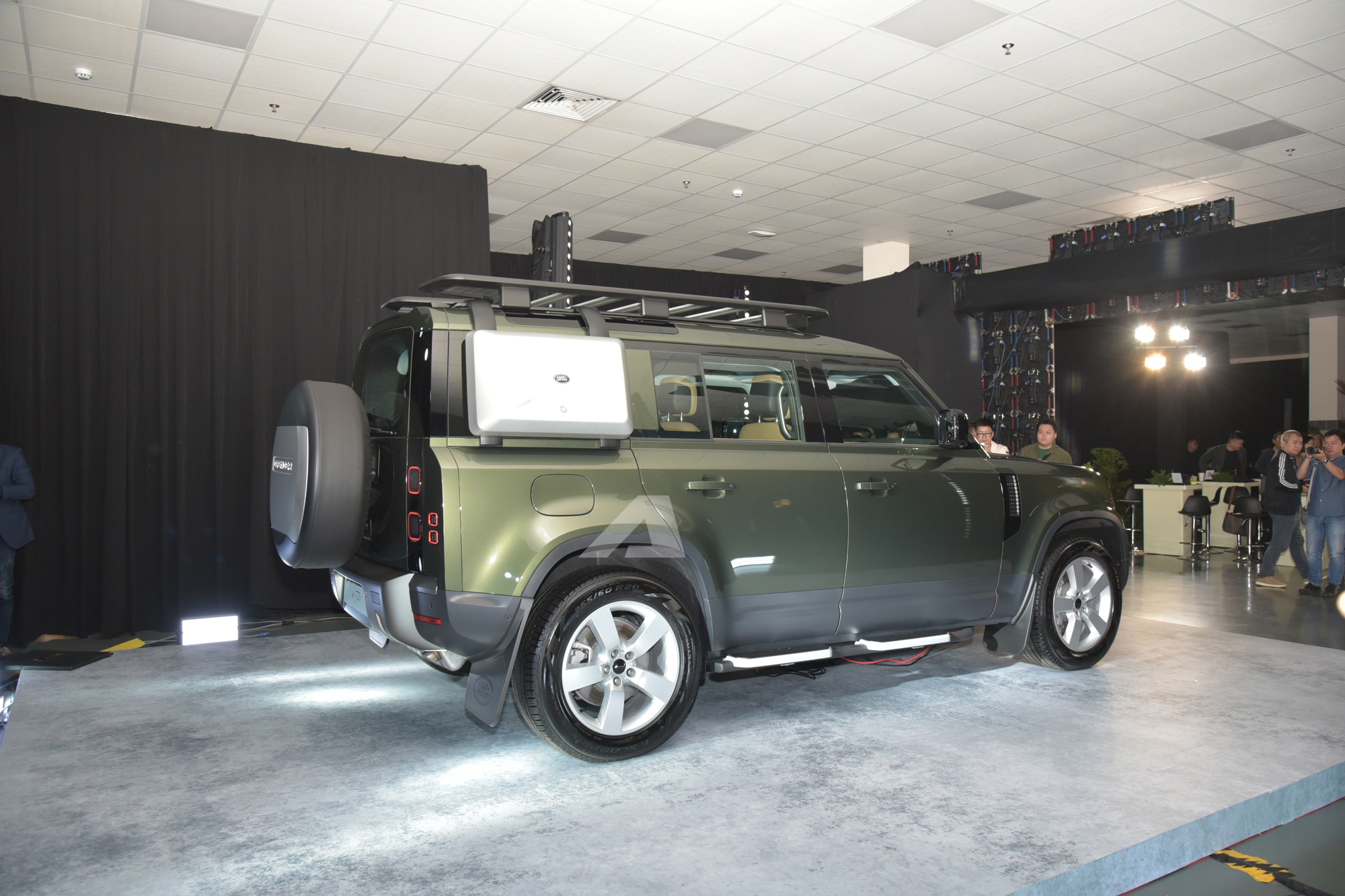 Land Rover Defender 2026 ra mắt Việt Nam: Giá từ 5,1 tỷ đồng, màn hình khủng, có ghế ông chủ và công nghệ off-road 'nhàn tênh' - Ảnh 4